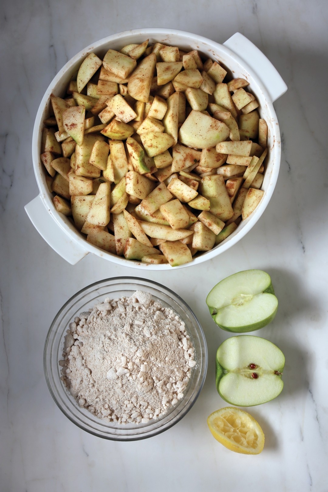 LE FRENCH OVEN Warm apple almond crumble